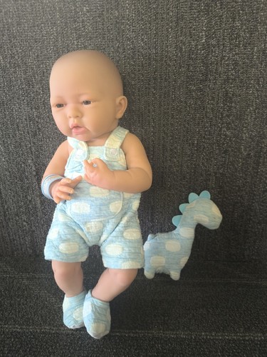 Vintage newborn doll - la,